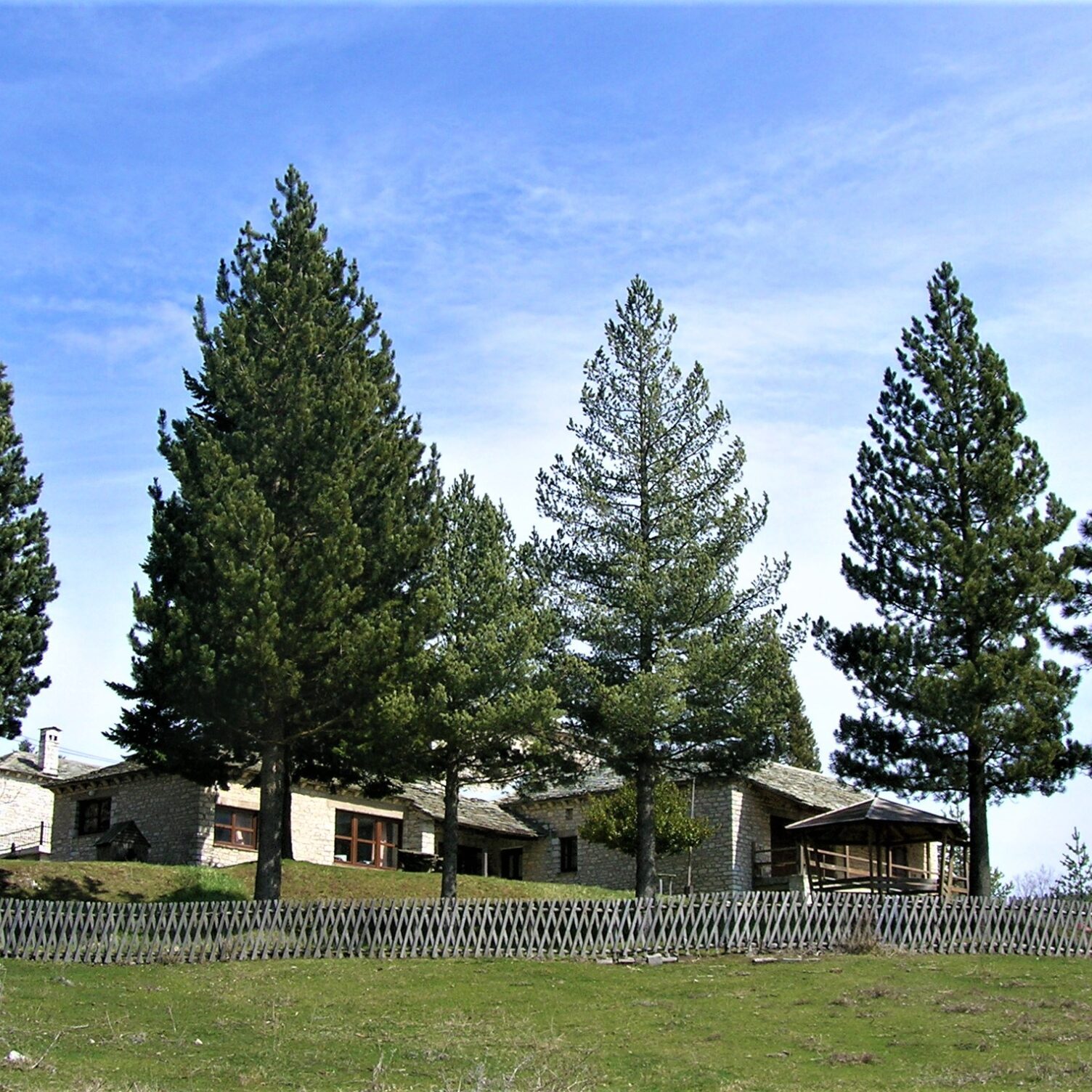 Άποψη του Δασαρχείου και του ξενώνα από το λιβάδι της κοινότητας Περτουλίου